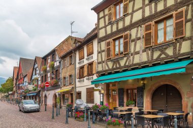 Kaysersberg, Alsace, Fransa 'da tarihi yarı keresteli evleri olan bir cadde.