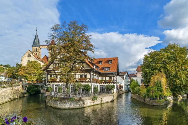 Almanya Nın Esslingen Neckar Kentindeki Restoran Binasıyla Kanal Görüntüsü — Stok fotoğraf
