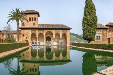 Alhambra bahçesinde havuzu olan Partal Sarayı, Granada, İspanya