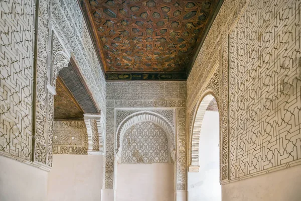 Oblouk Kamenným Reliéfem Arabeskami Paláci Alhambra Španělsko — Stock fotografie