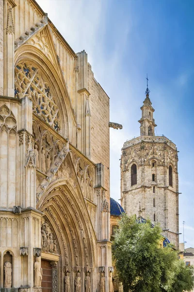 西班牙巴伦西亚大教堂的钟楼 Micalet 和入口 — 图库照片