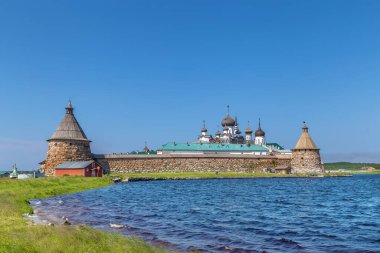 Solovetsky Manastırı, Rusya 'nın Beyaz Denizi' nde Solovetsky Adaları 'nda bulunan bir manastır. Kutsal gölden panoramik manzara