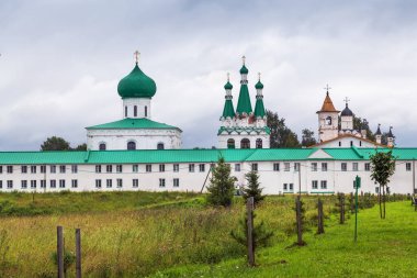 Alexander-Svirsky Manastırı, Rusya 'nın Leningrad bölgesinde bulunan bir ortodoks manastırıdır. Üçlemeci parçasının görünümü 