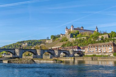Alte Mainbrucke ile birlikte Wurzburg, Almanya 'dan Marienberg Kalesi manzarası