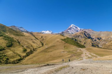 Mount Kazbek Gergeti Trinity Kilisesi görünümünü Güz, Georgia