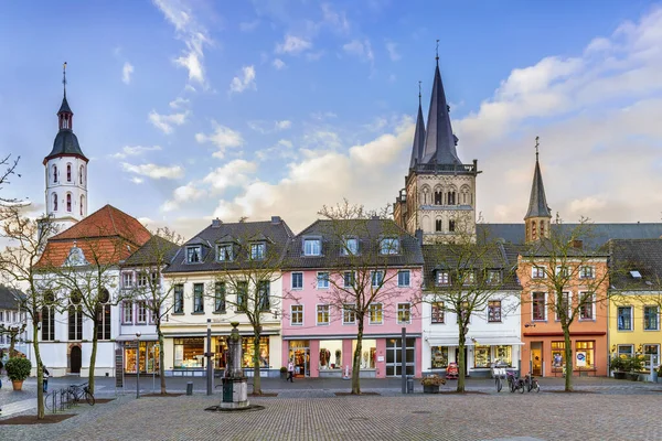 Tržní Náměstí Hiatorickými Domy Katedrálou Městě Xanten Německo — Stock fotografie