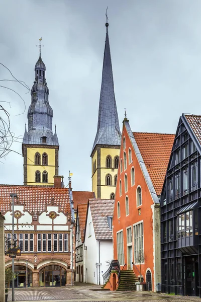 Рыночная Площадь Лемго Николаевской Церковью Германия — стоковое фото