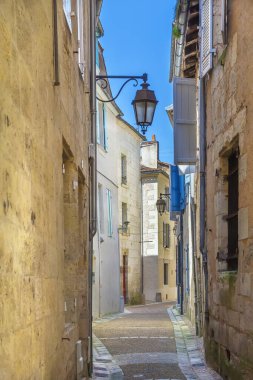 Perigueux şehir merkezinde dar bir sokak, Fransa