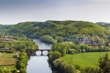 Beynac kale uçurumundan Dordogne nehrinin manzarası, Fransa