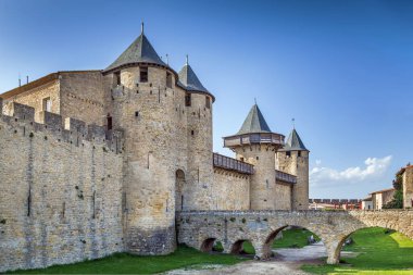 Cite de Carcassonne, Fransa 'nın Carcassonne şehrinde bulunan bir ortaçağ kalesidir. Comtal kale