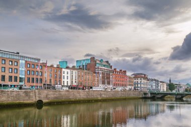 Dublin, İrlanda 'daki Liffey nehrinin manzarası