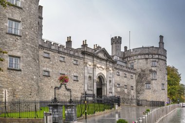Kilkenny Kalesi, İrlanda 'nın Kilkenny şehrinde 1195 yılında inşa edilmiş bir kaledir. Ana kapı.