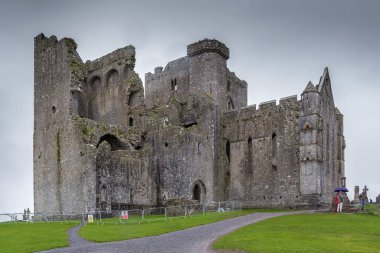 Rock of Cashel, İrlanda. Katedral 1235 ve 1270 yılları arasında inşa edildi.