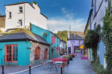 Kinsale, İrlanda 'da parlak renkli evleri olan bir sokak.