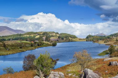 Lough Looscaunagh Gölü manzarası, Kerry ilçesi, İrlanda