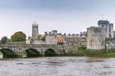 Kral John 'un Kalesi ve Shannon Nehri, Limerick, İrlanda Köprüsü manzarası