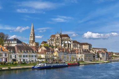 Yonne Nehri, Auxerre, Fransa 'dan Saint-Germain Manastırı