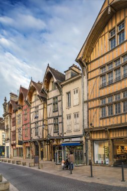 Troyes, Fransa 'da tarihi yarı keresteli evleri olan bir sokak.