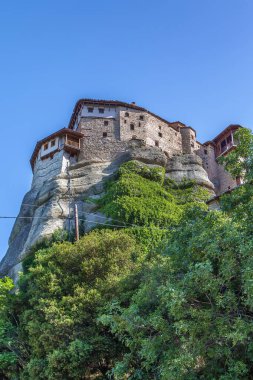 Yunanistan 'ın Meteora kentinde kayadaki Rousanou Manastırı manzarası