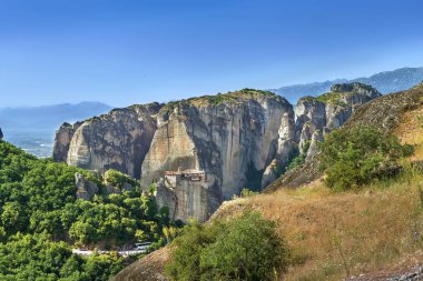 Yunanistan 'ın Meteora kentinde Rousanou Manastırı ile kayaların manzarası