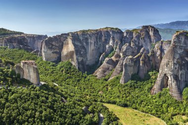 Yunanistan 'ın Rousanou kentindeki Meteora Vadisi' nin panoramik manzarası