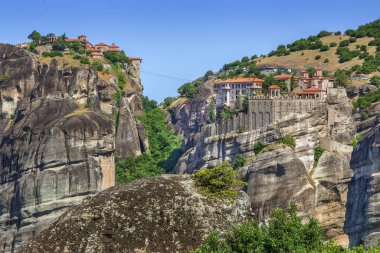 Yunanistan 'ın Meteora kentindeki Varlaam Manastırı ve Büyük Meteoron Manastırı