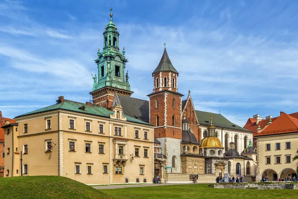 位于波兰克拉科夫的瓦维尔山上的圣斯坦尼斯劳斯和温塞斯劳斯皇家大教堂也被称为瓦维尔大教堂 — 图库照片