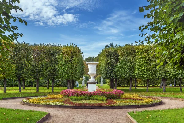 Květinové Lůžko Vázou Parku Arkhangelskoe Rusko — Stock fotografie