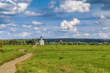 Nerl Nehri üzerindeki Kutsal Bakire 'nin Şefaat Kilisesi Ortodoks kilisesi ve ortaçağ Rusya' sının bir sembolüdür. Sahadan görüntüle