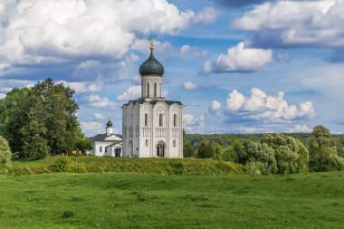 Nerl Nehri üzerindeki Kutsal Bakire 'nin Şefaat Kilisesi Ortodoks kilisesidir ve ortaçağ Rusya' sının sembolüdür..