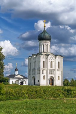 Nerl Nehri üzerindeki Kutsal Bakire 'nin Şefaat Kilisesi Ortodoks kilisesidir ve ortaçağ Rusya' sının sembolüdür..