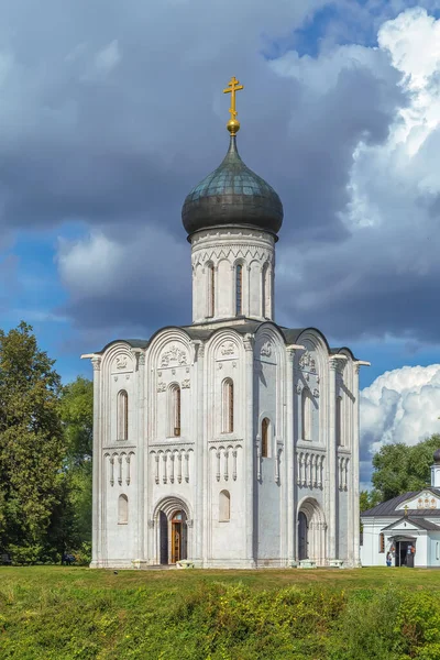 성녀의 Church Intercession Holy Virgin Nerl River 교회이며 러시아의 상징이다 — 스톡 사진