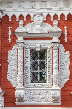 Taş oymalı Stroganov kilisesinin penceresi, Nizhny Novgorod, Rusya