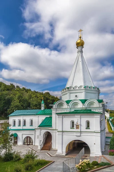 ロシアのニジニ ノヴゴロドのペチェルスキー昇天修道院 スズダルの聖ヴェネラブル エウティミオス教会は修道院の門の上に建てられた — ストック写真