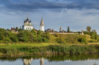 Kamenka Nehri 'nden Aziz Alexander Manastırı manzarası, Suzdal, Rusya