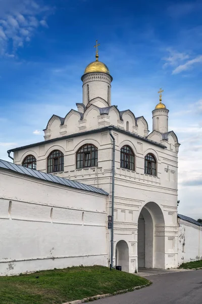 聖門とロシア スズダルの交差点修道院の受胎告知の門教会 — ストック写真