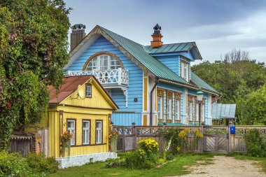 Suzdal, Rusya 'da ahşap evleri olan bir sokak.