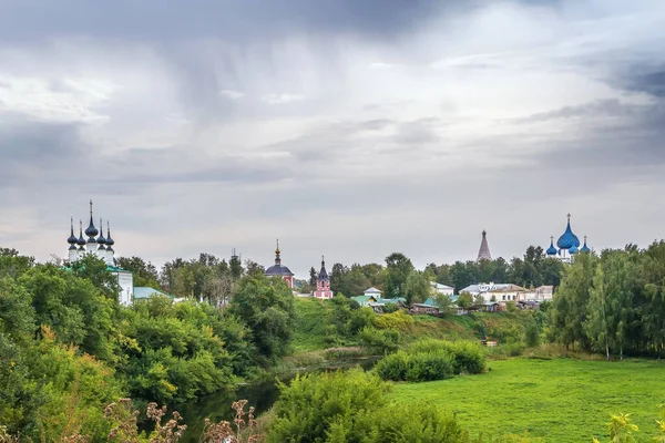 Nehir ve kiliselere bakan Suzdal manzarası, Rusya