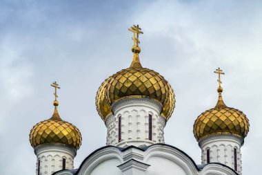Kostroma, Rusya 'daki Ipatiev Manastırı' ndaki Trinity Katedrali 'nin Kubbeleri