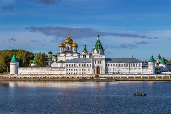 伊斯塔夫修道院 Ipatiev Monastery 是一座男性修道院 座落在科斯特罗马河畔 与俄罗斯科斯特罗马市相对 — 图库照片
