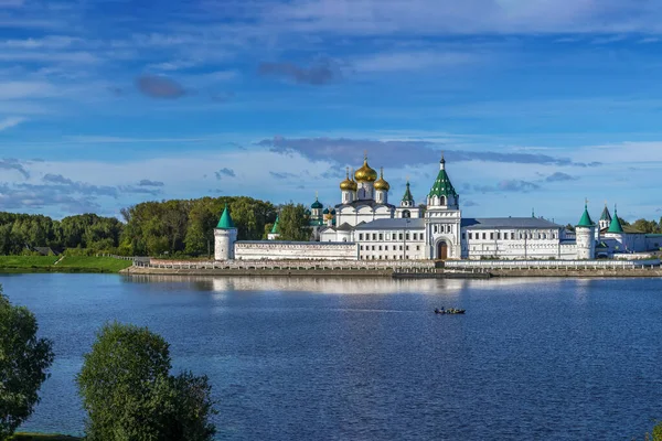 Ipatiev Manastırı Rusya Nın Kostroma Kentinin Karşısındaki Kostroma Nehri Kıyısında — Stok fotoğraf