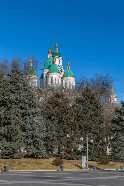 从花园看俄罗斯阿斯利康的假定大教堂 — 图库照片
