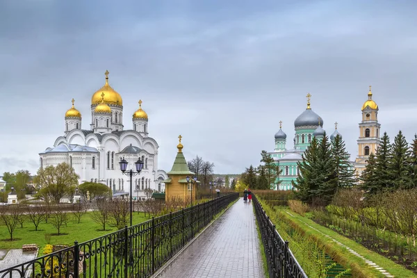 ロシア 聖セラフィム ディビエヴォ修道院の変容大聖堂と三位一体大聖堂の眺め — ストック写真