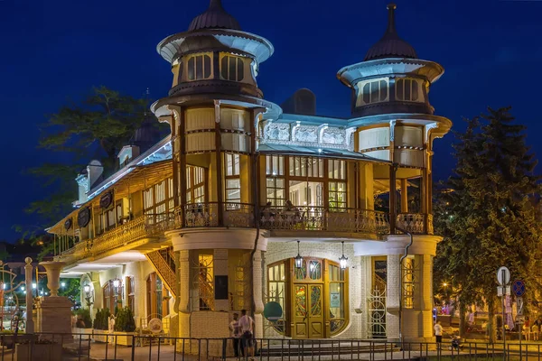 Bouw Van Het Koffiehuis Van Gukasov Het Park Bloementuin Avond — Stockfoto