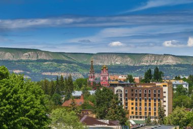 Cascade Merdiveni, Kislovodsk, Rusya 'dan Panteleimon Kilisesi manzarası