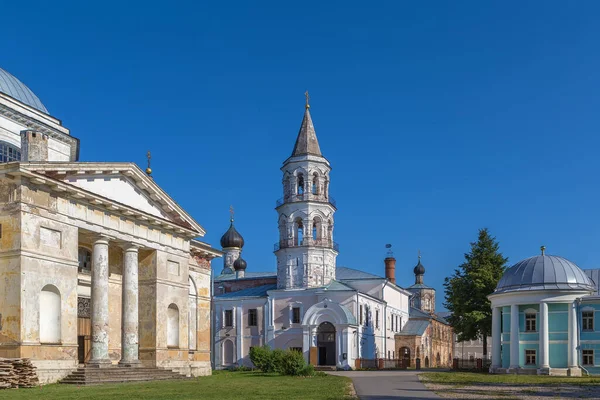 ロシアのトルジョクにあるBorisoglebsky修道院のエルサレム寺院にテオトコスのエントリの教会の鐘楼 — ストック写真