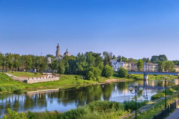 ロシアの夏にTvertsa川とTorzhokのビュー — ストック写真