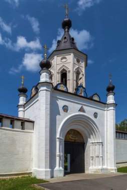 Kutsal Yurt Manastırı 'nın güney kapısı, Staritsa, Rusya
