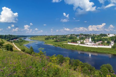 Rusya 'nın Staritsa kentindeki Volga nehri ve Dormition Manastırı ile manzara