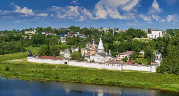 Zicht Het Heilig Dormition Klooster Van Wolga Rivier Staritsa Rusland — Stockfoto